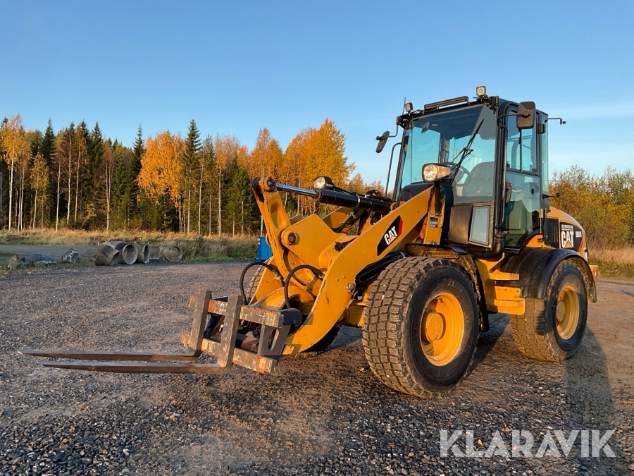 Hjullastare CAT 908H med skopa och gafflar