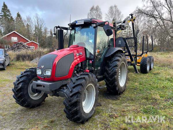 Traktor Valtra A83 Unlimited med skogsvagn