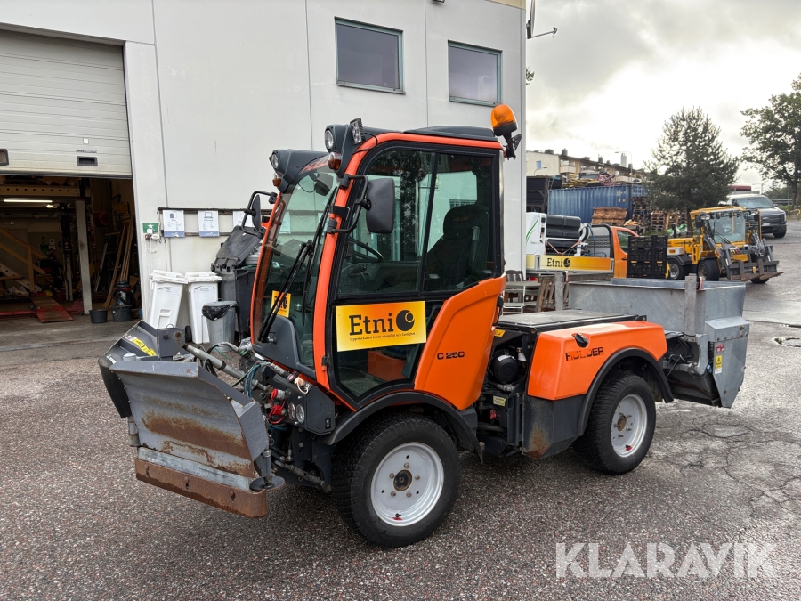 Redskapsbärare Holder C250 med vikplog & sandspridare