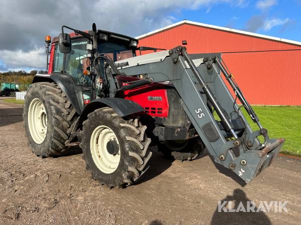 Traktor Valtra 6850 med frontlastare