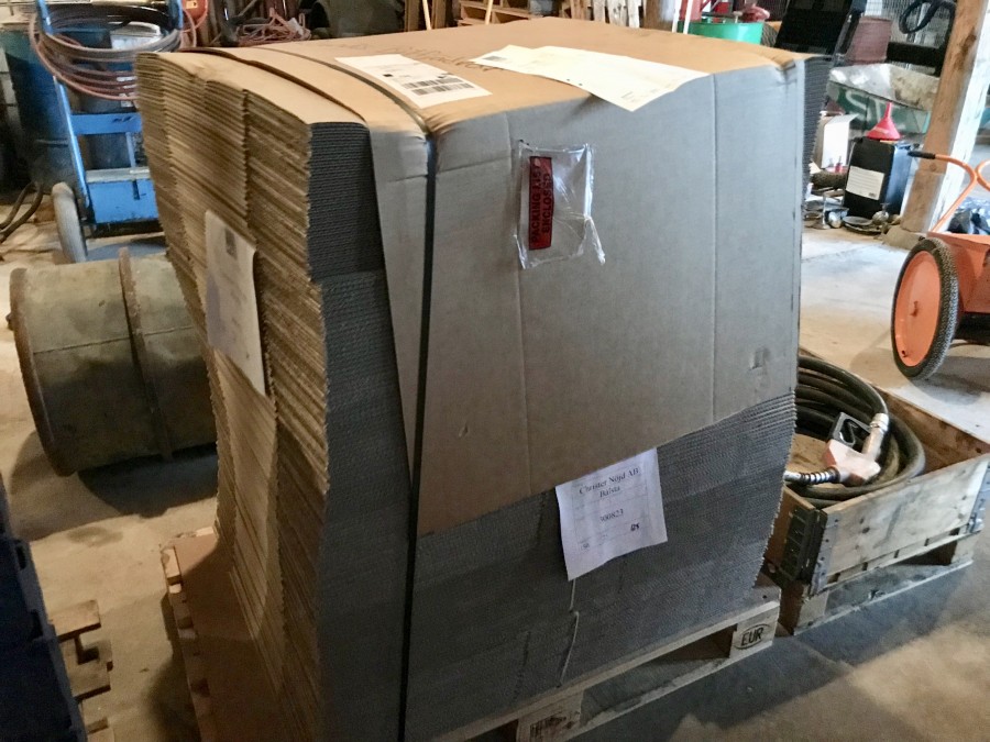 1 pall med wellpapp / Kartong