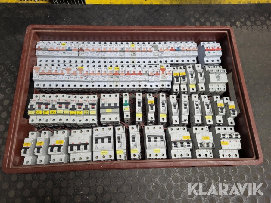 Parti med diverse automatsäkringar