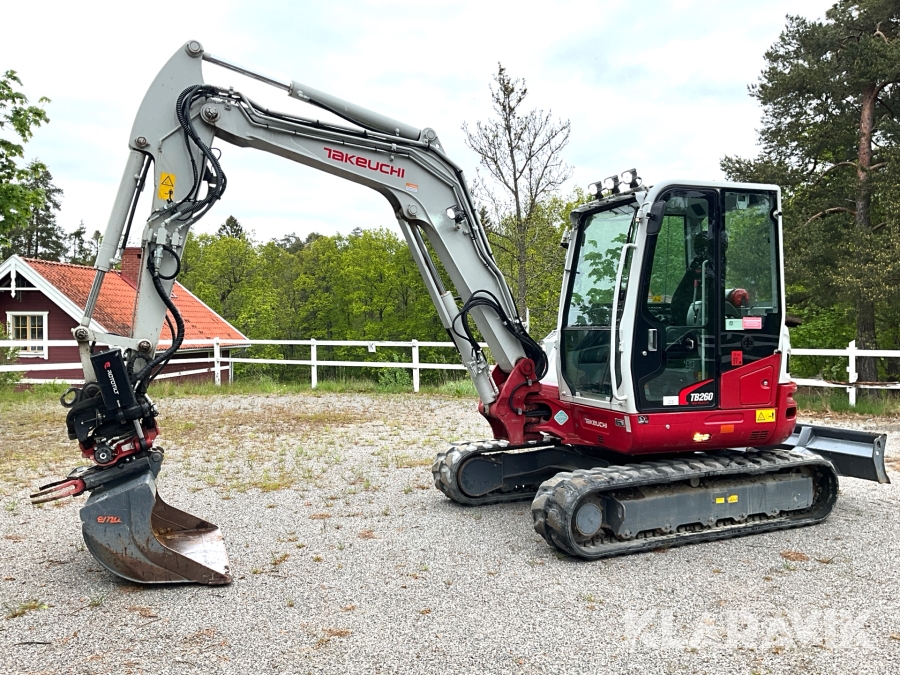 Grävmaskin Takeuchi TB260 med rototilt och redskap