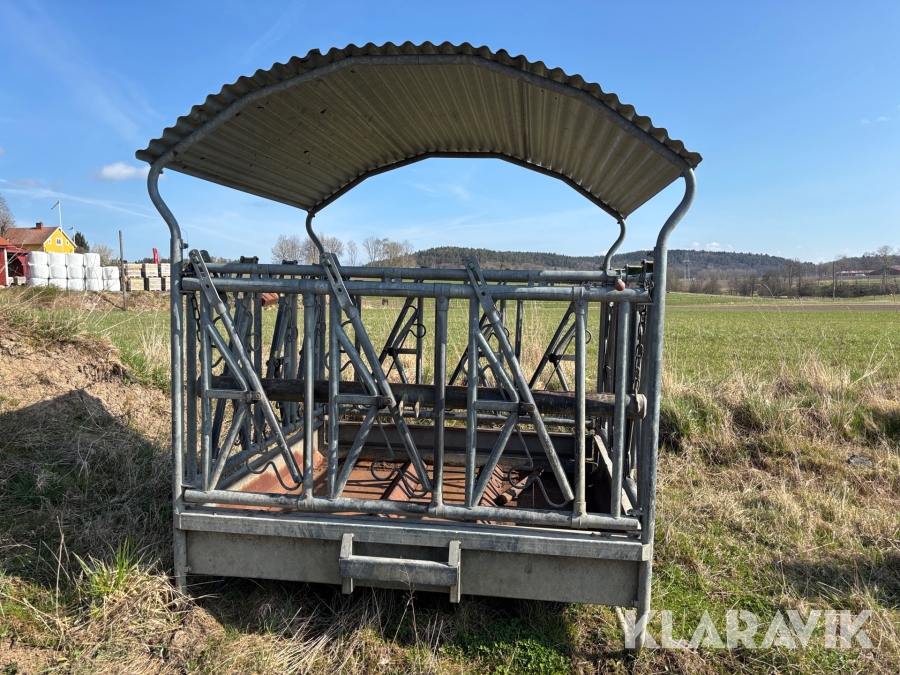 Låsbar foderhäck för nötkreatur