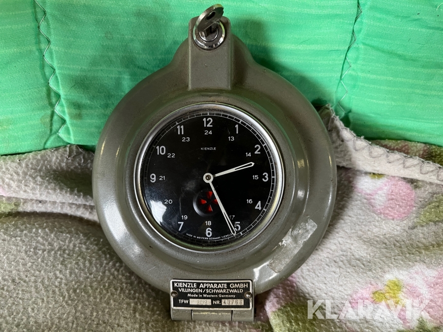 Skakur Keinzle med kort och kortläsare