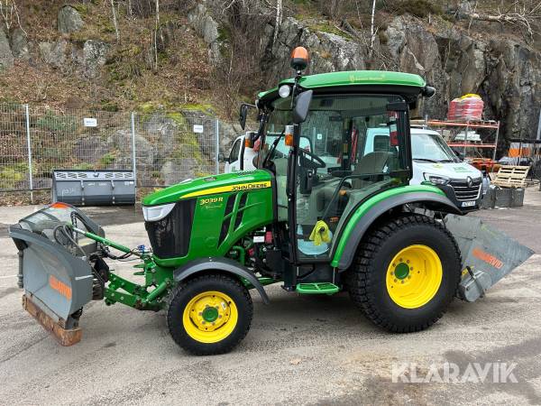 Traktor John Deere 3039R med plog & spridare