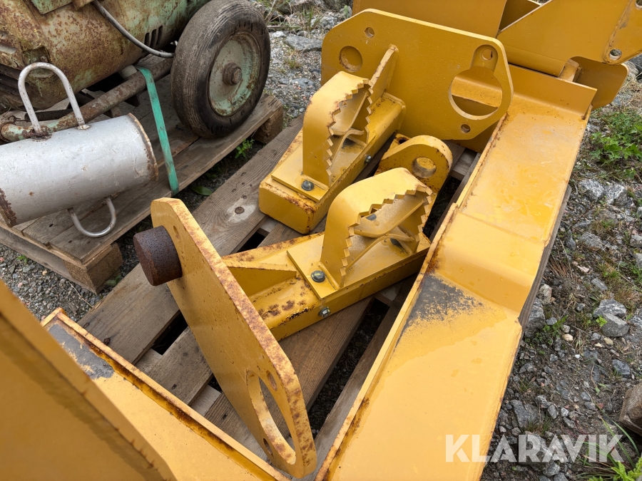 Bakdel till Cat 973C med fotsteg. Samt fyra dörrar