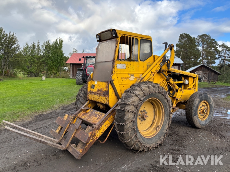 Baklastare Volvo BM LM 218 med flera redskap