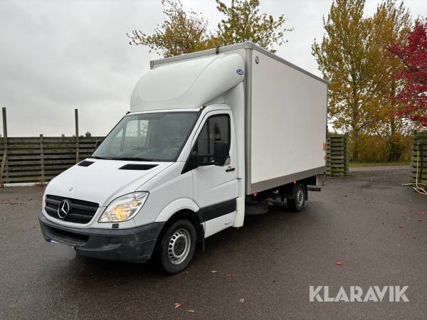 Lätt lastbil Mercedes-Benz Sprinter 319 med bakgavellift