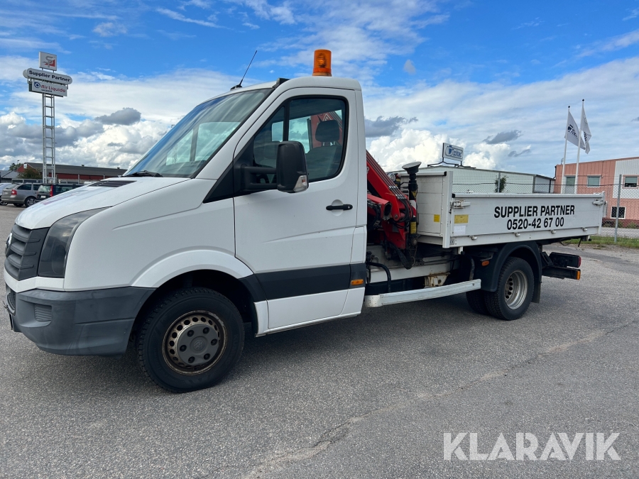 Lätt lastbil Volkswagen Crafter med kran och tippbartflak 