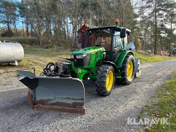 Traktor John Deere 5075E med lastare och vikplog / sandspridare