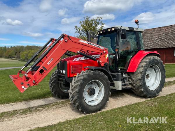 Skogsutrustad traktor Massey Ferguson 5465 med lastare