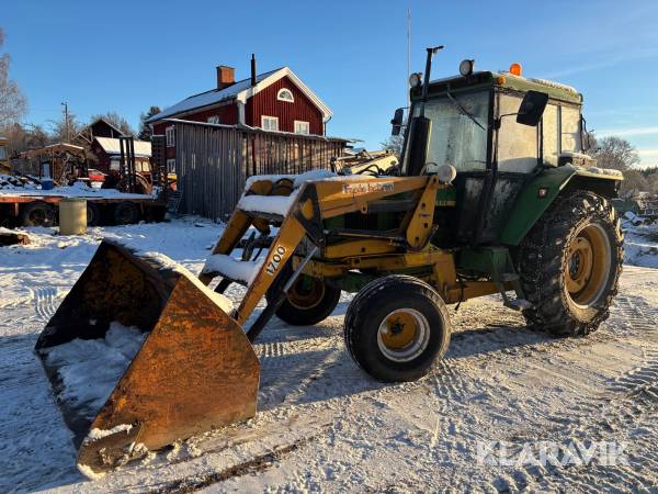 Traktor John Deere 3130 med frontlastare och redskap