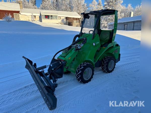 Kompaktlastare Avant 420 med flera redskap