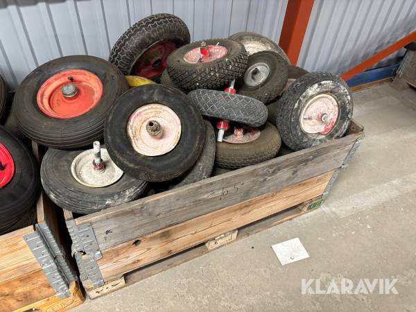 Pall med diverse hjul till kärror