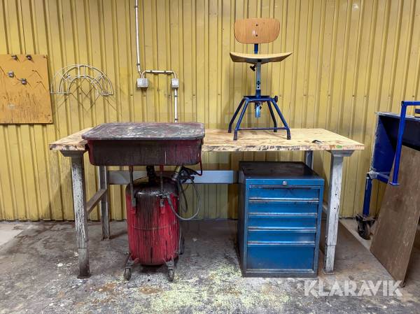 Smådelstvätt, bänk, stol och hurts