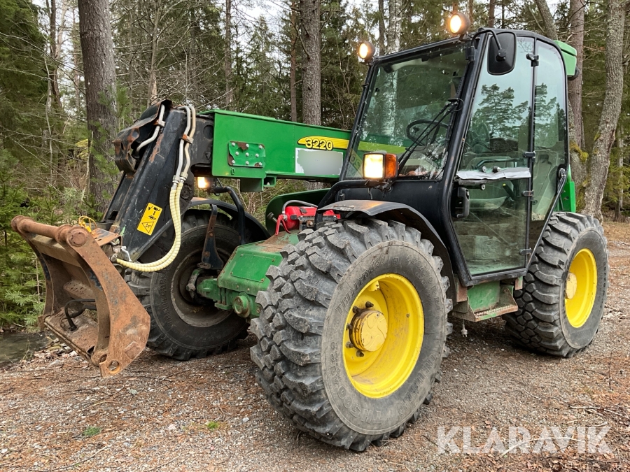 Teleskoplastare John Deere 3220 med stora BM fäste och Hitchkrok