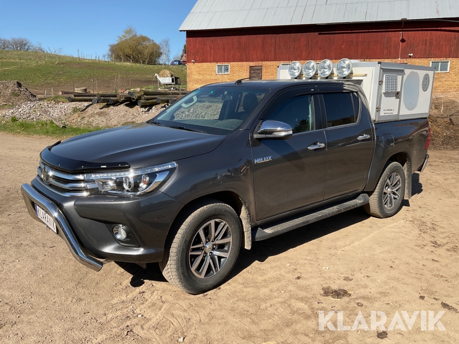 Pickup Toyota Hilux med Hundkåpa