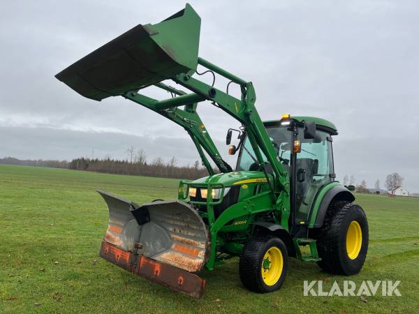 Traktor John Deere 4066R med lastare, vikplog & skopa