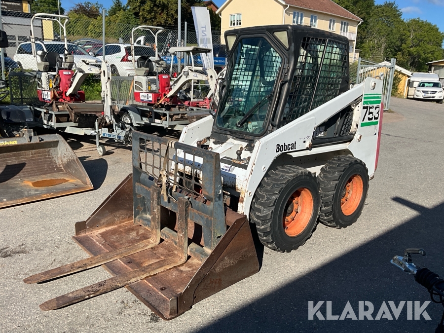 Kompaktlastare Bobcat 753 med skopa och gafflar