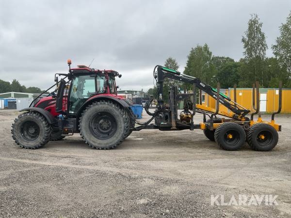 Traktor Valtra N134 med skogsvagn