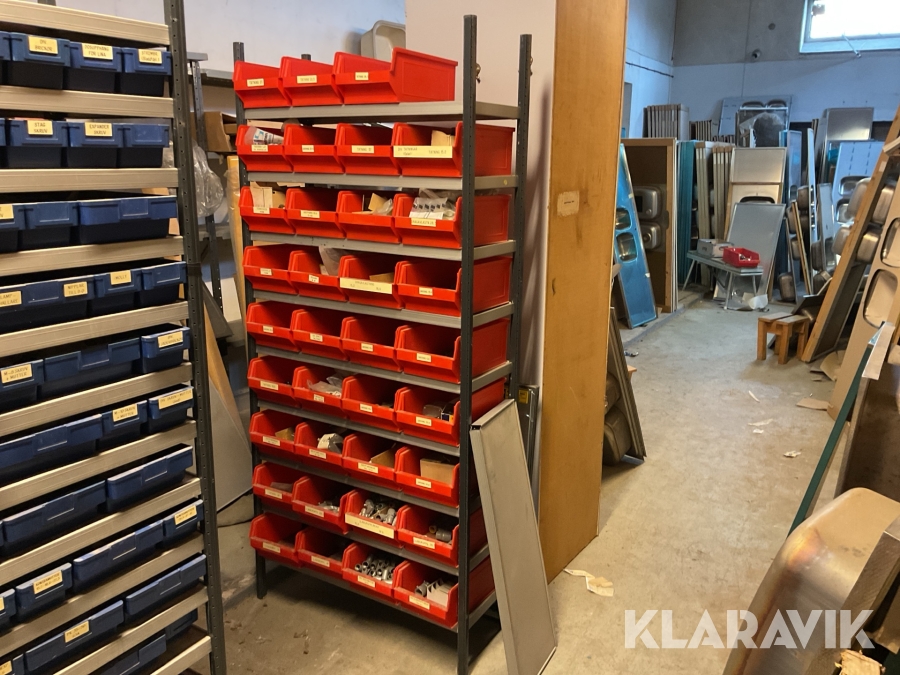 Förvaringshylla med sorteringslådor