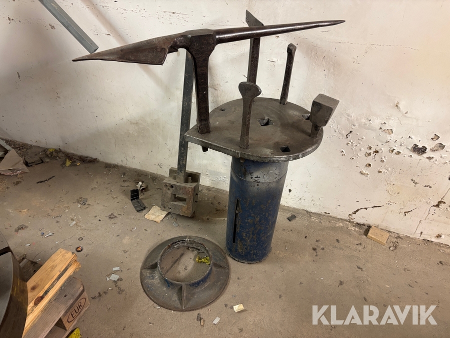 Bertelbord / Smidesvertyg