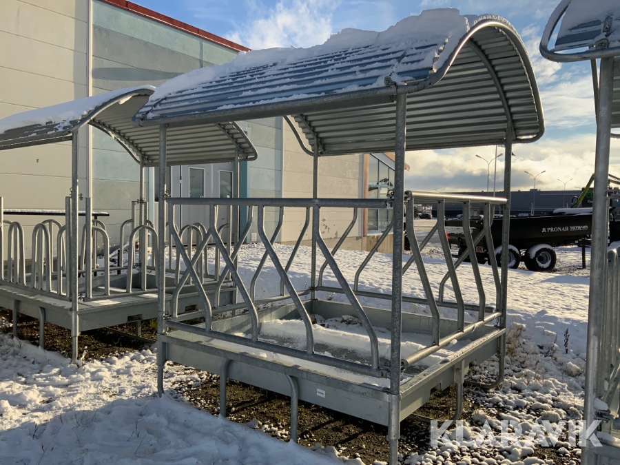 Foderhäck med tak och diagonalfront för nöt Kellfri /12platser