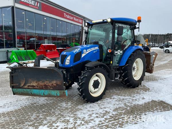 Traktor New Holland T4.75 S med vikplog och sandspridare