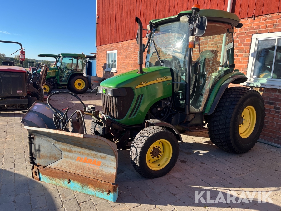 Traktor med vikplog & sandspridare John Deere 4720