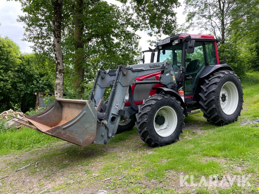 Traktor Valtra A75 med frontlastare och skogshytt