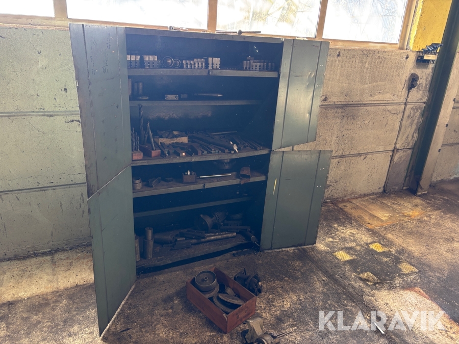 Plåtskåp med diverse borr och svarv backar