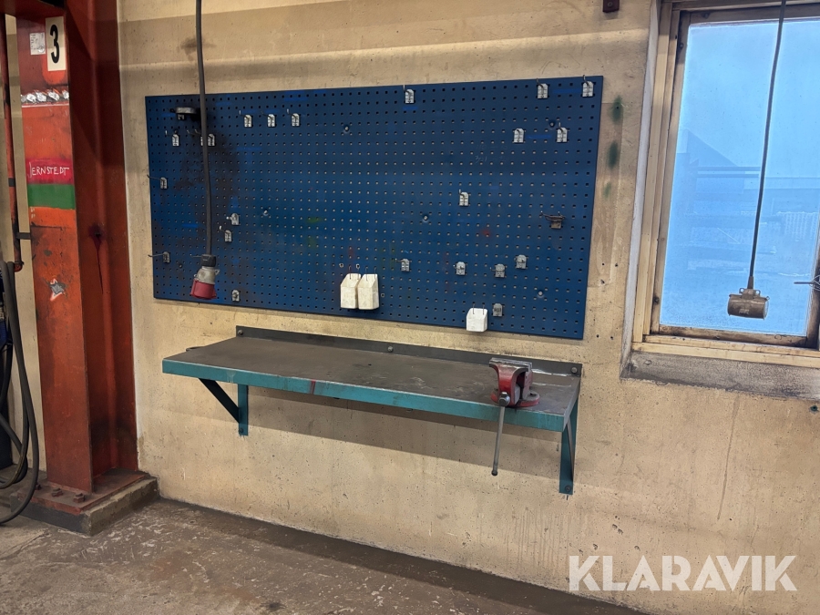 Verktygstavla med hylla och skruvstycke