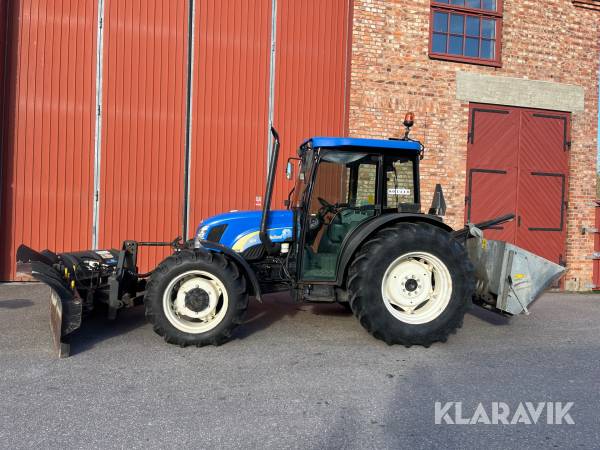 Traktor New Holland TN75SA med vikplog & sandspridare