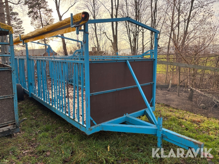 Fodervagn med låsbara ätfronter