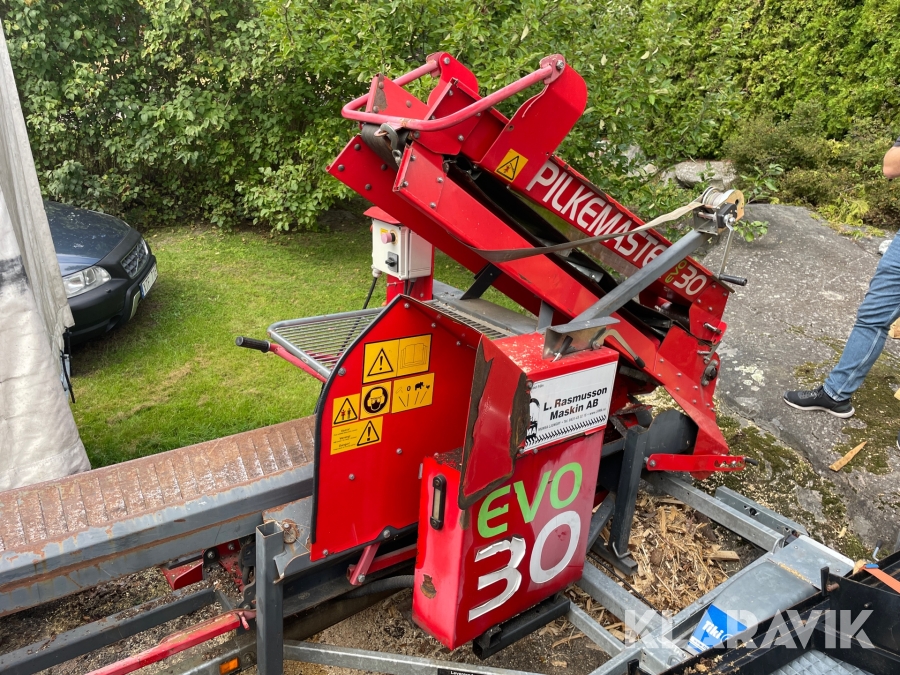 Vedmaskin Pilkemaster EVO 30 på släp