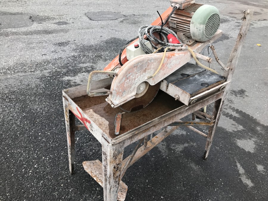 Stenkap med vattenanslutning