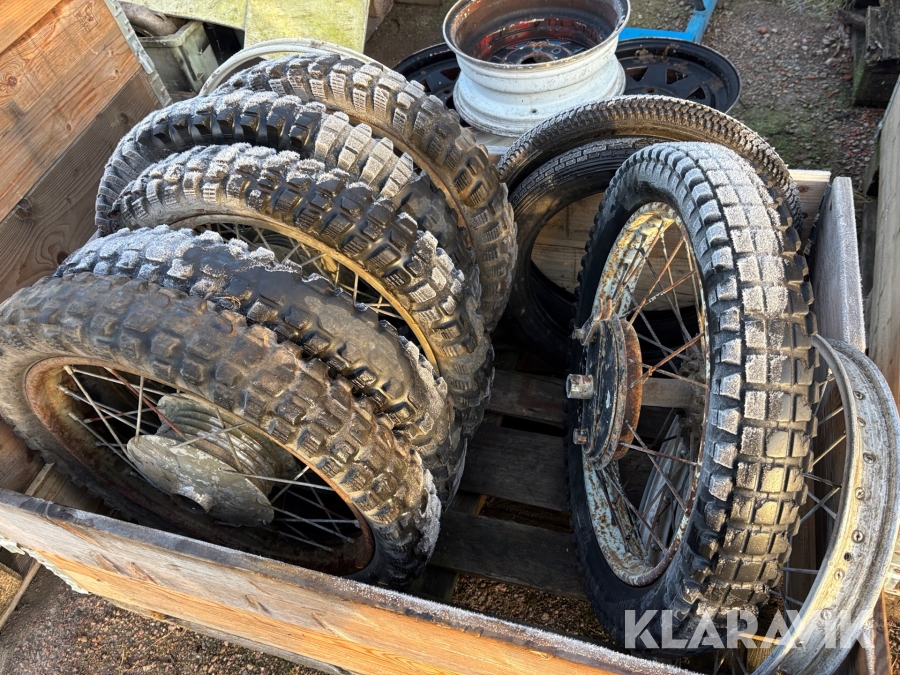 Diverse däck med fälg till veteran-mc