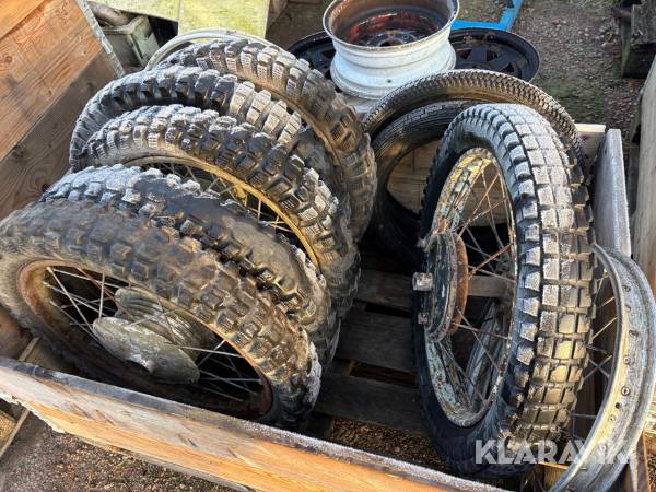 Diverse däck med fälg till veteran-mc