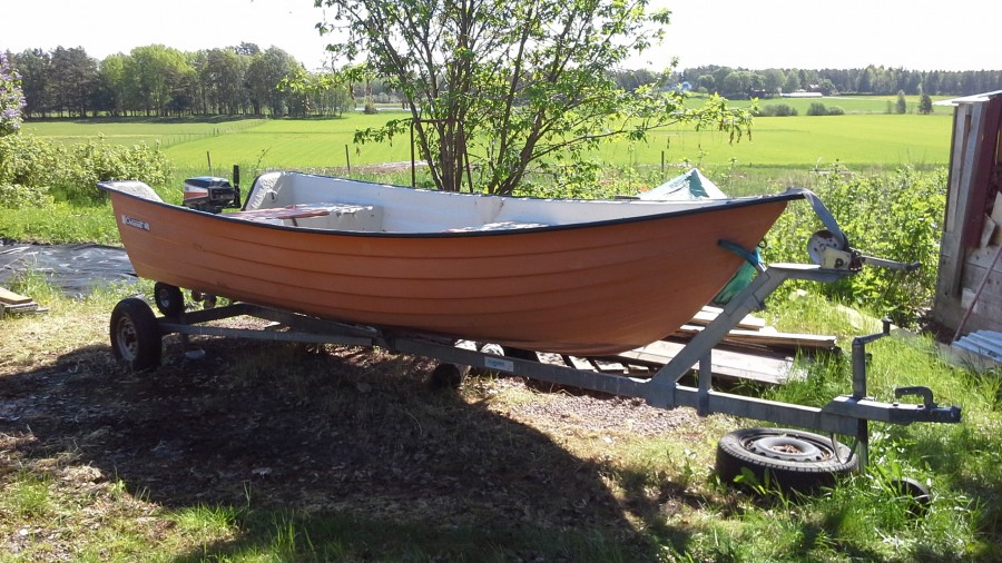Båt med motor och trailer