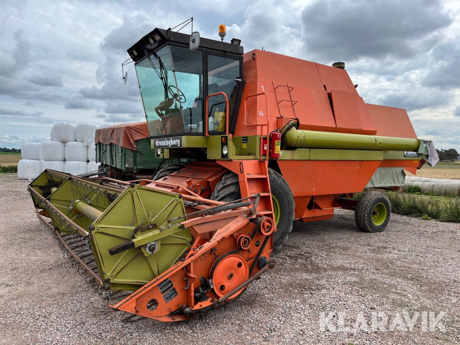 Skördetröska Dronningborg 8000 S Hydrostatic med 18 fots skärbord med skärbordsvagn