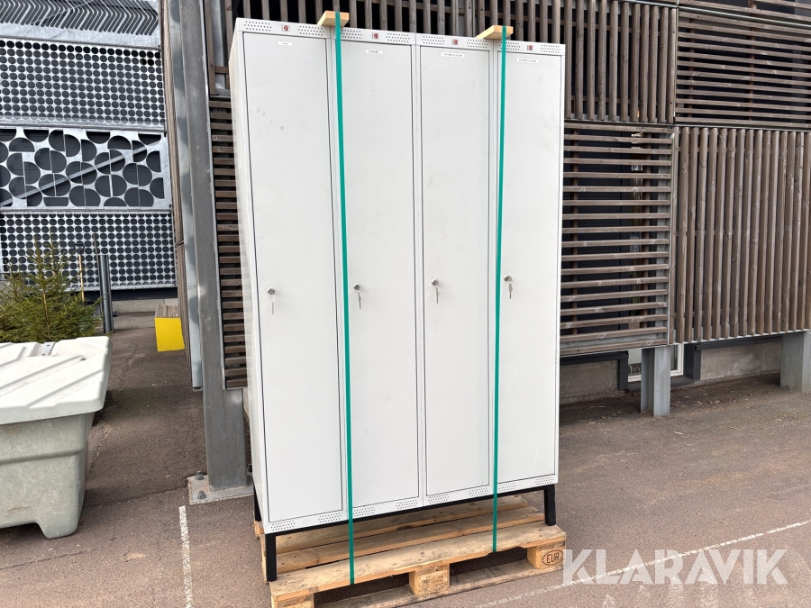 Klädskåp AJ Produkter 4 sektioner på benstomme