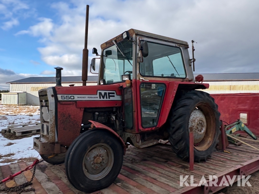 Traktor Massey Ferguson 550 med frontlastare