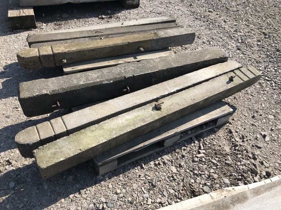 Grindstolpar i betong