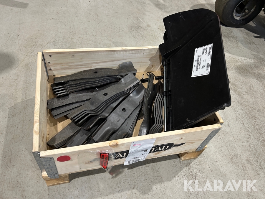 Knivar och utkastarskydd John Deere för grönytemaskiner ca 35 st