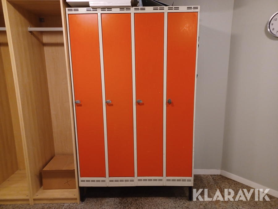 Klädskåp i plåt med fyra dörrar