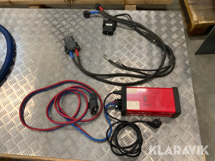 Truckladdare Micropower Sharp 24/45 p6 med truckkontakt