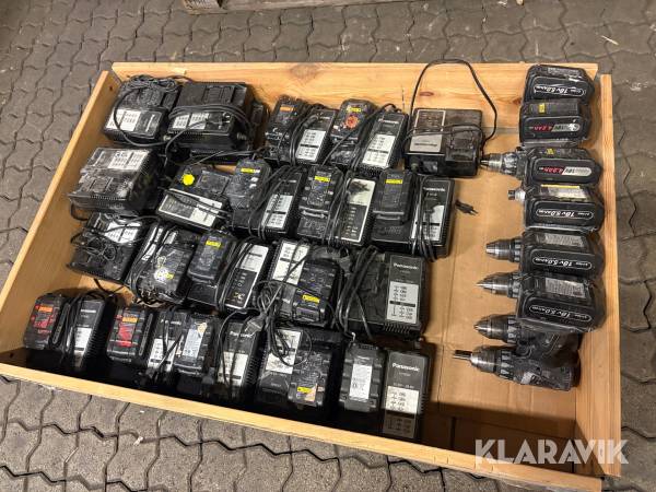 Pall med  laddare, batterier och skruvdragare Panasonic