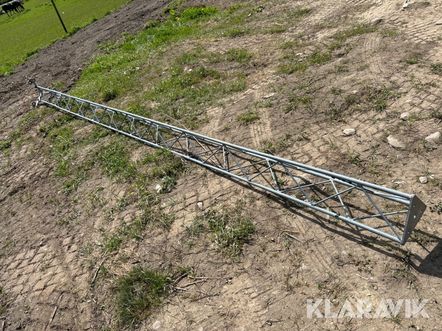 Fackverksmast med betongfundament