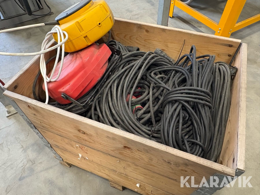 Pall med diverse elkabel